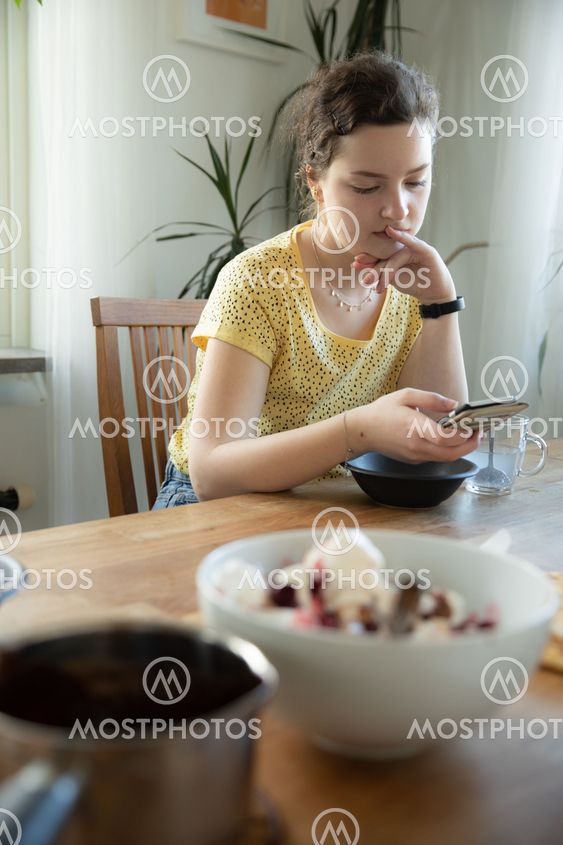 tjej messar vid matbordet
