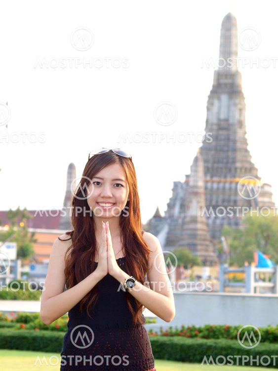 Attractive asian woman greeting with Temple of Dawn Wat Arun background