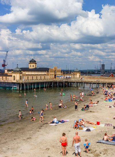 Folk på stranden i Vaberg