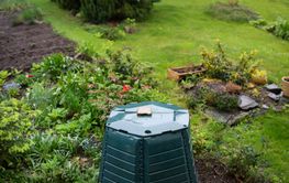 Outdoor composting bin for recycling kitchen and garden...