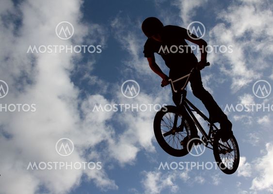 Silhuet af biker dreng