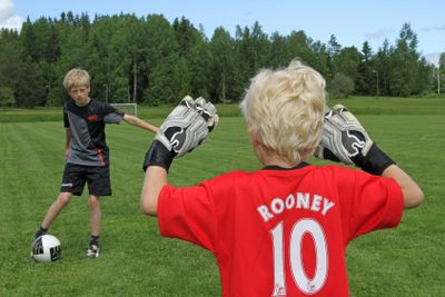 Pojkar tränar fotboll