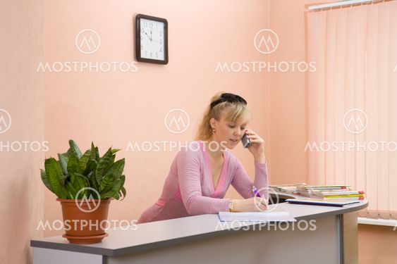 Kvinna receptionist talar på telefon