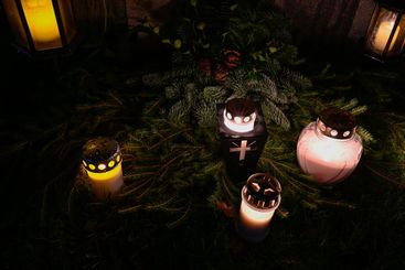 Gravljus på kyrkogård på Alla helgons afton