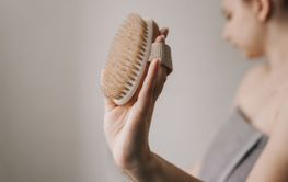 anti-cellulite dry brush massage