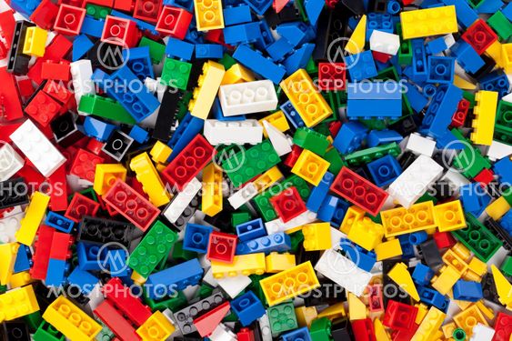 assorted plastic toy bricks