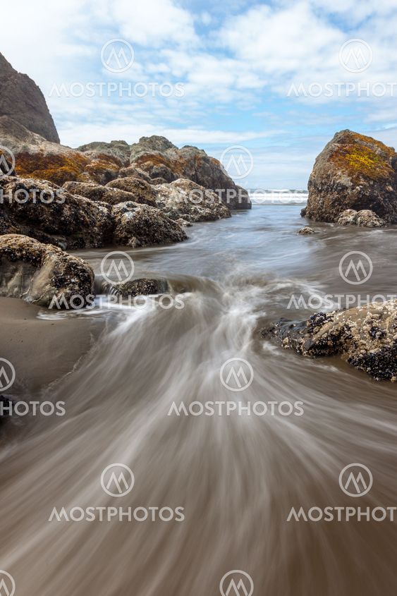 Incoming waterflow at Ruby Beach