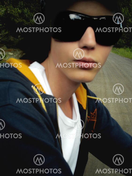 Ung man på väg
