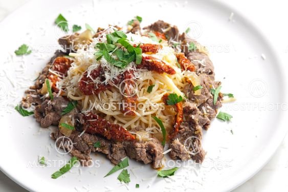 spaghetti med nötkött och torkade tomater