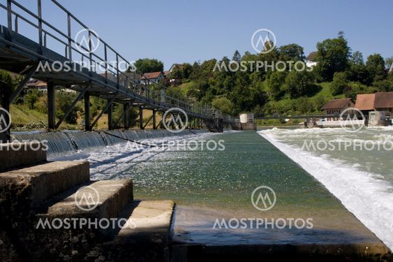 Weir i floden Reuss (Schweiz)