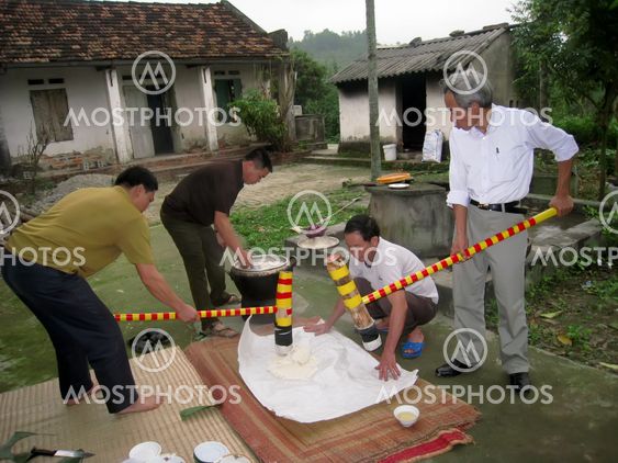 People make round sticky rice cake