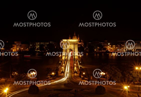 Night image of the hungarian chain Bridge