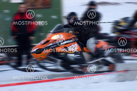 Snowmobile dragrace