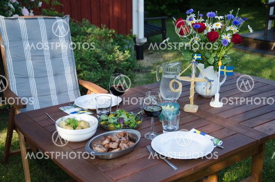 Dinner table in the garden