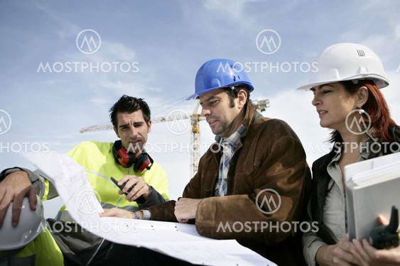 Construction workers discussing plans