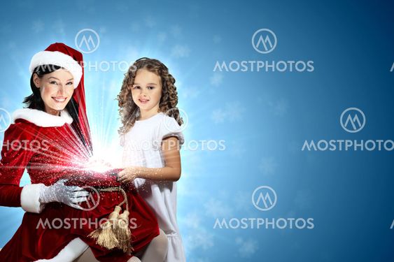 Pikku tyttö joululahjat ja santa