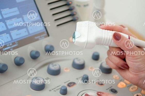 lääkärin ultrasound tutkimuksen aikana