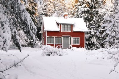 Röd stuga vinter 1