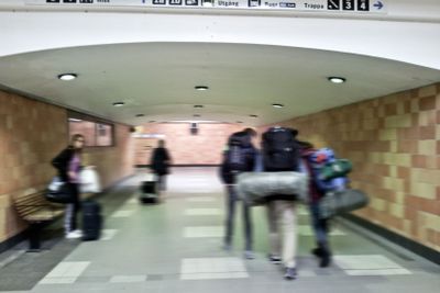 Örebro C resenärer i gångtunnel