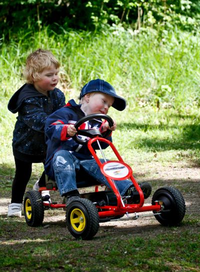 Två barn leker med trampbil 3