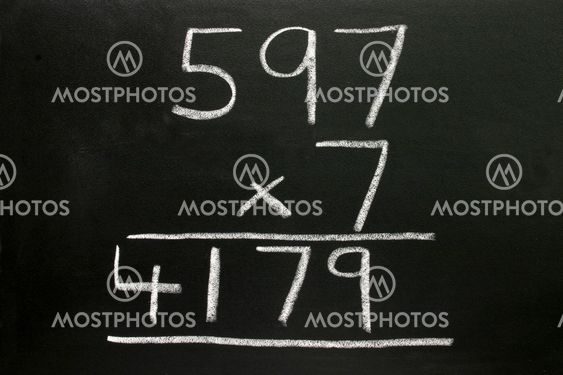 En grundläggande multiplikation summan på en svart tavla.