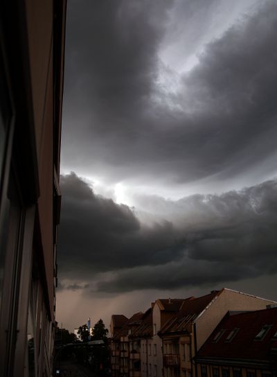 stora regnmoln över stad