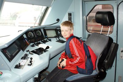 Pojke provsitter i modernt lok