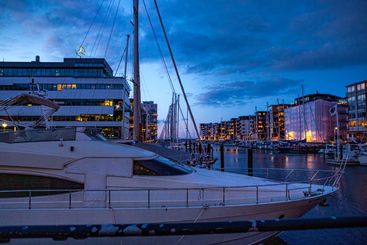 Kvällsljus vid båthamnen i Västra hamnen i Malmö