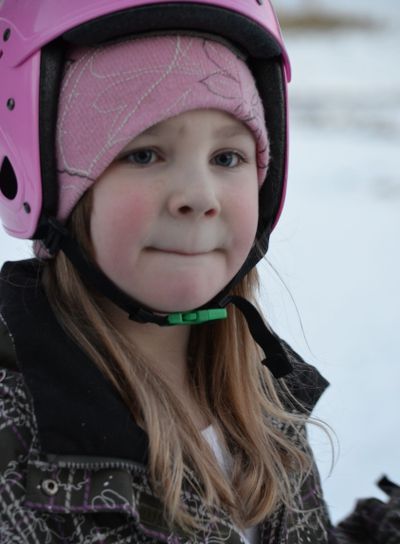 Söt flicka med hjälm