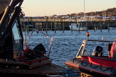Hamnen med arbetsutrustning och gummibåtar.