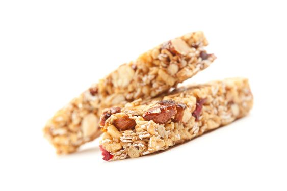 To Granola søjler isoleret på hvid