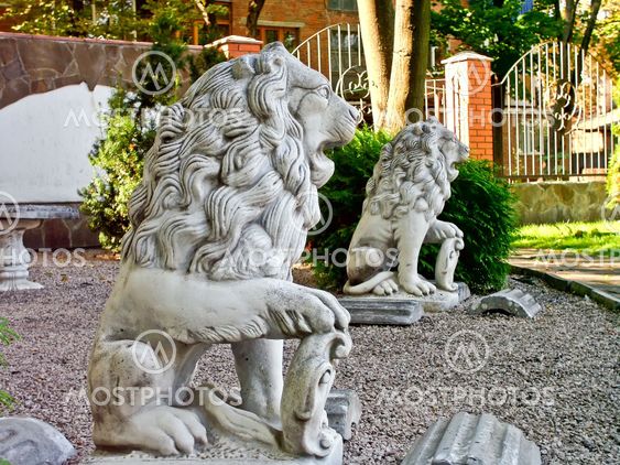 Two stone lions snarling