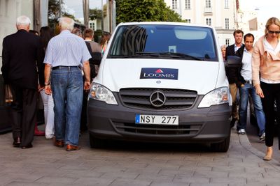 Parkerad på trottoaren.