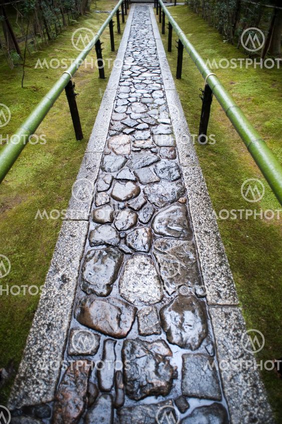Wet footpath in Koto-in