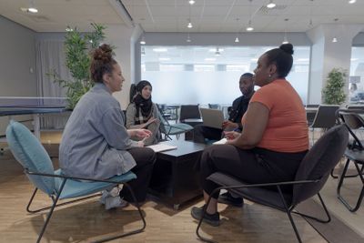 Grupparbete i kafeteria under vuxenutbildning / Svenska...