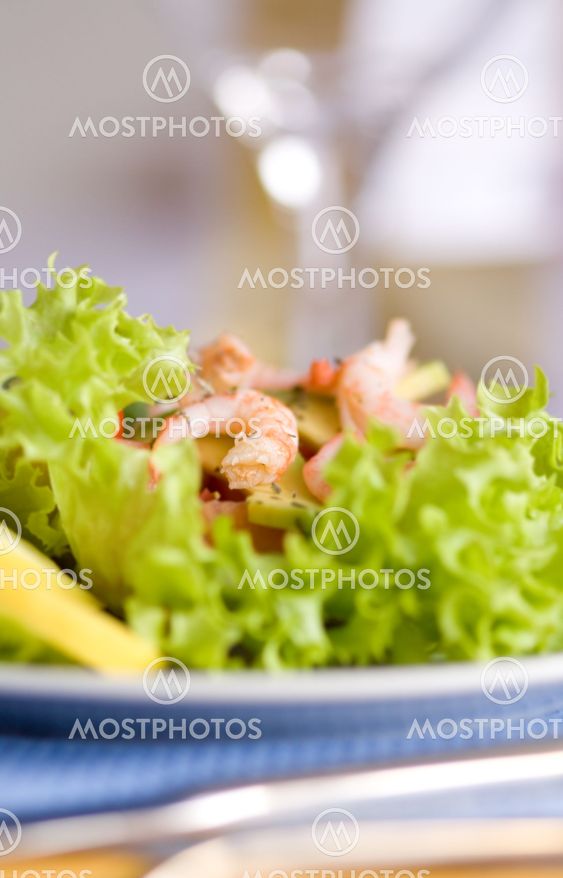 Salad with shrimps and avocado