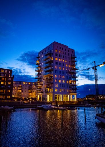 Kvällsljus vid vattnet i Västra hamnen i Malmö