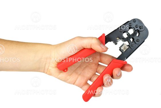 Hånd, der holder crimping opskæring værktøj