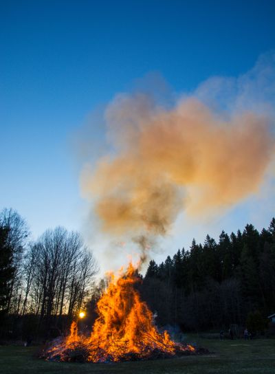 Majbrasa i spektakulär solnedgång