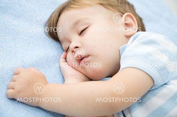 Sød lille dreng sover