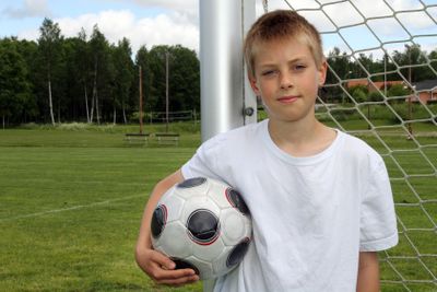 Ung pojke med fotboll