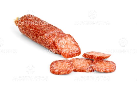 Halvdelen af salami pølse og nogle udsnit nær