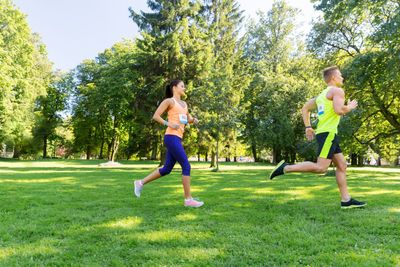 happy couple of sportsmen racing wit badge numbers