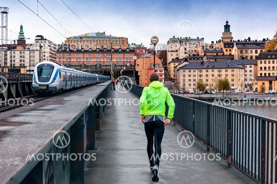 Man joggar på centralbron mot Södermalm i Stockholm