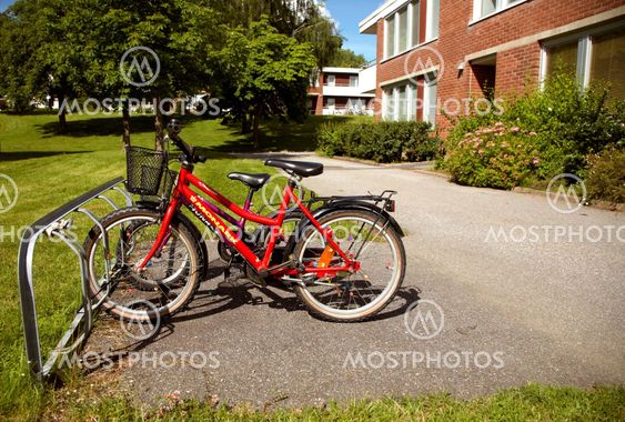 Cylelställ with children's bicycles