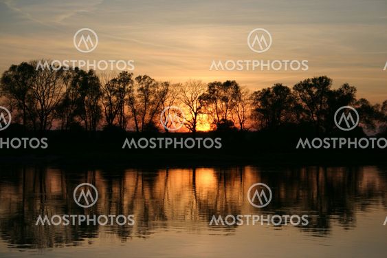 Solnedgang ved floden