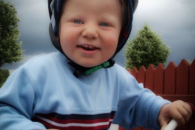 Liten pojke på cykel