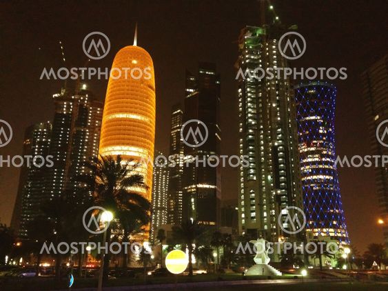 Skyskrapor färger på natten i Doha, Qatar