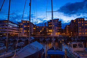 Kvällsljus vid båthamnen i Västra hamnen i Malmö
