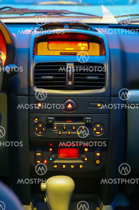 "Car interior center console" av Mehmet Doruk Tasci Mostphotos